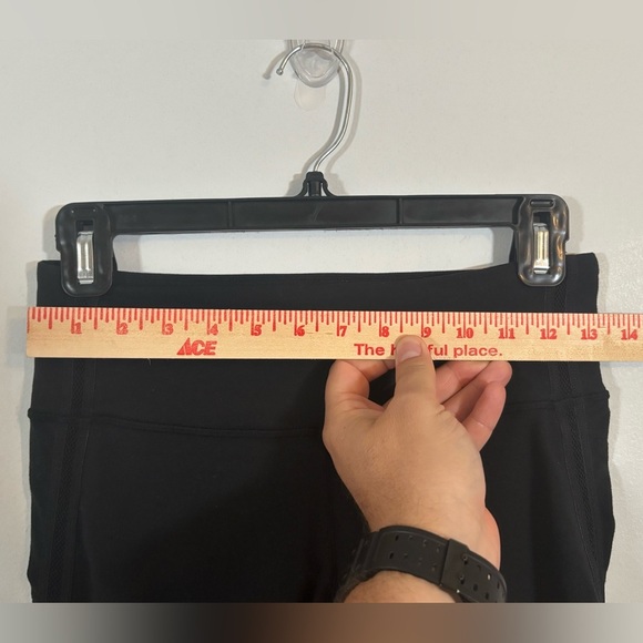 Lululemon Black Ruffle Trim Capri Leggings Size 6 Yoga Crop Pants - Picture 8 of 12